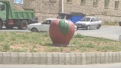 مجسمه سیب پارک ملت بوکان پا درآورد