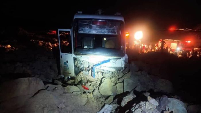 تصادف اتوبوس کوهنوردان با پراید در جاده اشنویه یک کشته برجای گذاشت + فیلم