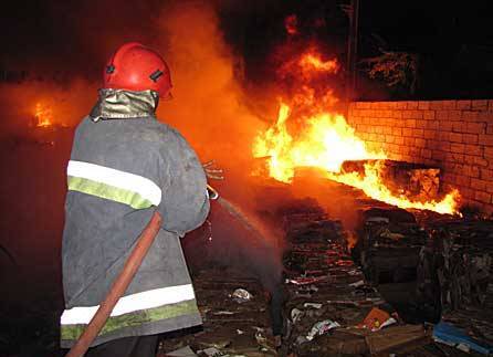 آتش گرفتن مجدد انباری ضایعات و پرس کارتن در بوکان