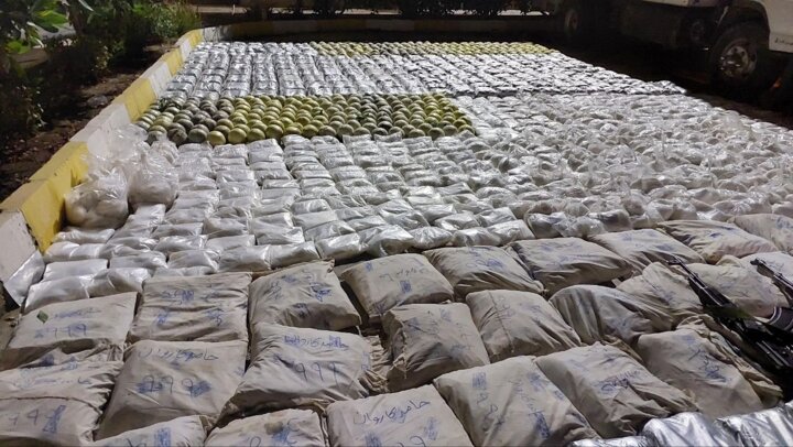 کشف یک تن و ۷۰۰ کیلوگرم انواع مواد مخدر در آذربایجان غربی
